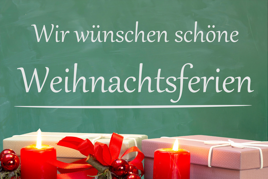 (Fotomontage) Weihnachtliche Dekoration an einer Schultafel mit der Aufschrift WIR WÜNSCHEN SCHÖNE WEIHNACHTSFERIEN | (Fotomontage) Weihnachtliche Dekoration an einer Schultafel mit der Aufschrift WIR WÜNSCHEN SCHÖNE WEIHNACHTSFERIEN - Realisiert mit Pictrs.com