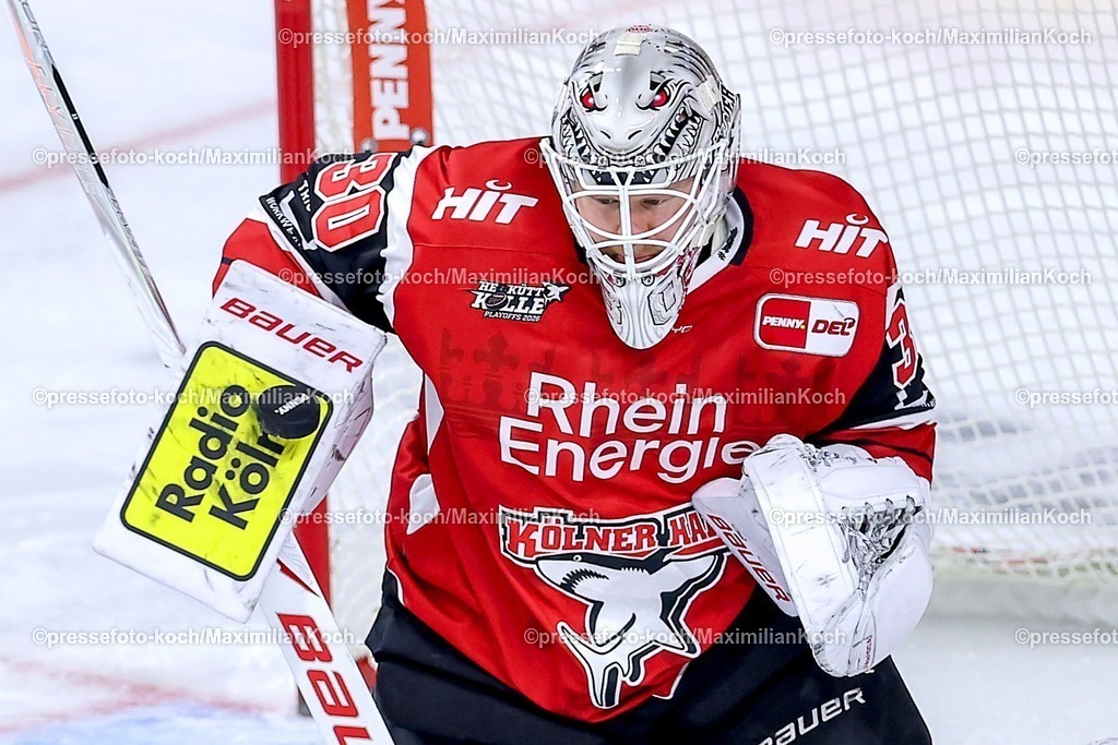KEC15042601178 | 15.04.2026, Eishockey, DEL Halbfinale Play-Offs, Kölner Haie - Eisbären Berlin, Spiel 4, Lanxess-Arena Köln: Goalie Janne Juvonen (Kölner Haie #30) verteidigt das Tor 