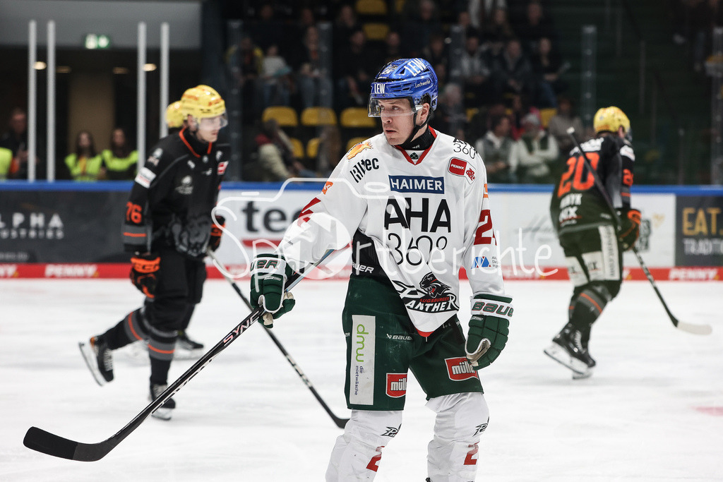 Löwen Frankfurt - Augsburger Panther | Thomas Jordan TREVELYAN (AEV #24) in Aktion / Freisteller / Einzelfoto