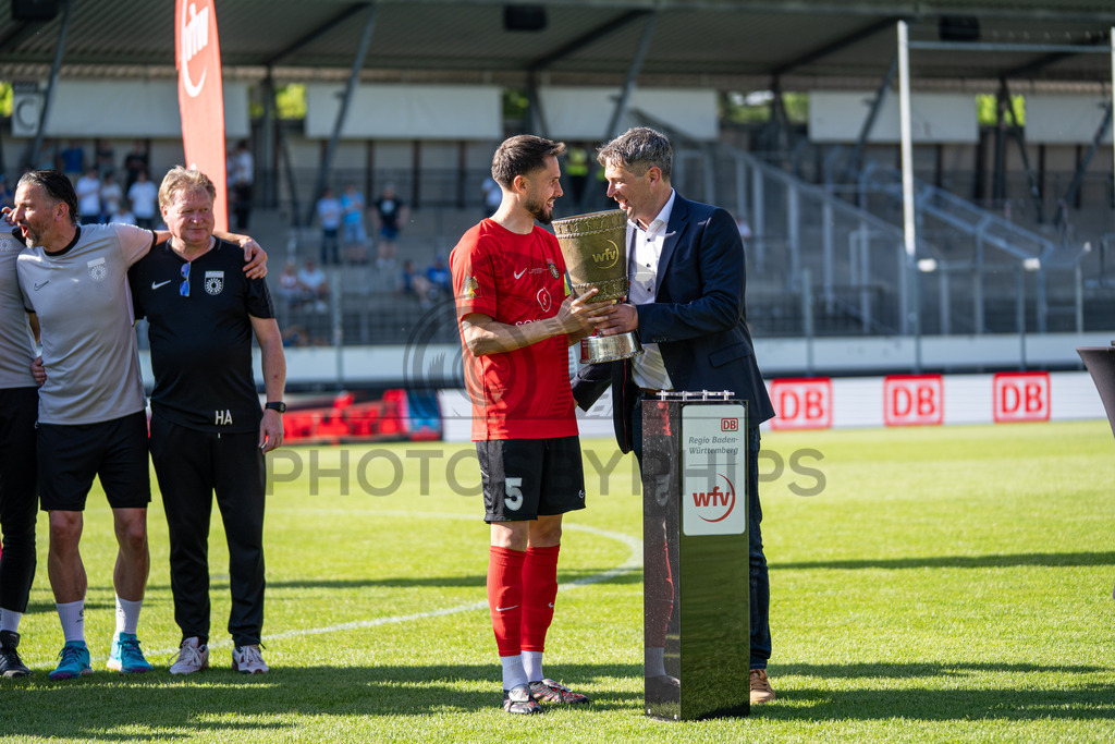 Stuttgarter Kickers vs. SG Sonnenhof Großaspach, Fussball, WFV-Pokal, Finale, 23.05.2026 | Volkan Celiktas (SG Sonnenhof Großaspach, #05) bekommt den Pokal uebergeben,Stuttgarter Kickers vs. SG Sonnenhof Großaspach, Fussball, WFV-Pokal, Finale, 23.05.2026