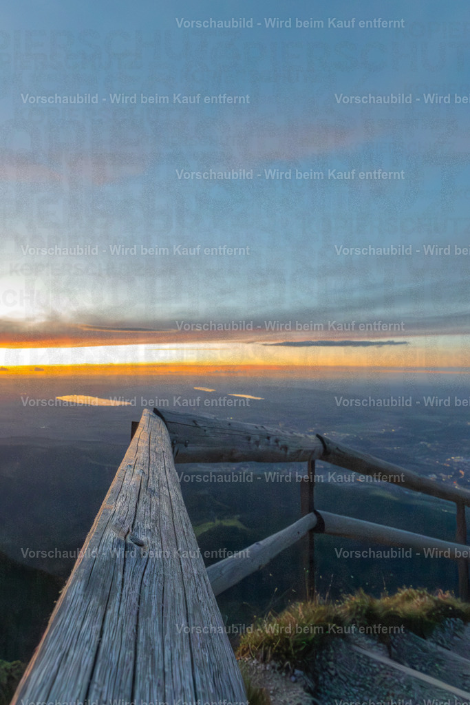 Sonnenuntergang auf dem Pilatus | Sonnenuntergang auf dem Pilatus mit warmem Abendlicht, leuchtenden Wolken und Blick über die Zentralschweiz. Eine ruhige Bergserie zwischen Fels, Himmel und letzter Tagesfarbe. - Realisiert mit Pictrs.com