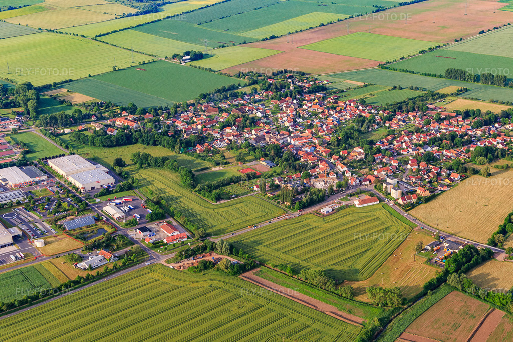 Luftbild: ortsansicht von Nordwesten mit JTJ Sonneborn Industrie GmbH in Sonneborn im Bundesland Thüringen in Deutschland. – Foto: IMG_007638.jpg vom 15.06.2021 durch Werner Riehm/FLY-FOTO.de – Auflösung des Originals: 5472 x 3648 px – JTJ Sonneborn Industrie GmbH - VELUX Produktion in Deutschland