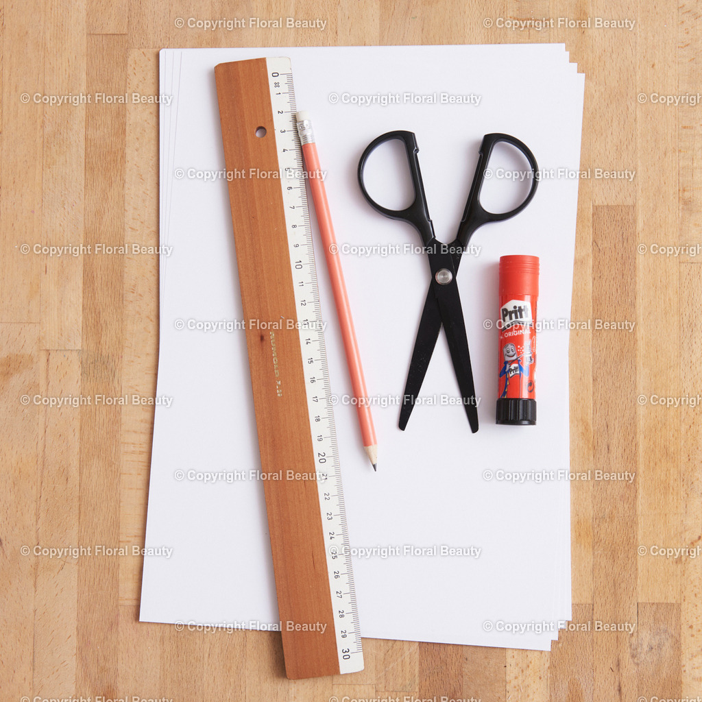 Hexentreppe aus Papier basteln | Papier in 2 cm breite Streifen schneiden. Mit Kleber rechtwinklig fixieren. Abwechselnd Streifen über Streifen legen und andrücken. Abschließend zusammenkleben. - Realisiert mit Pictrs.com