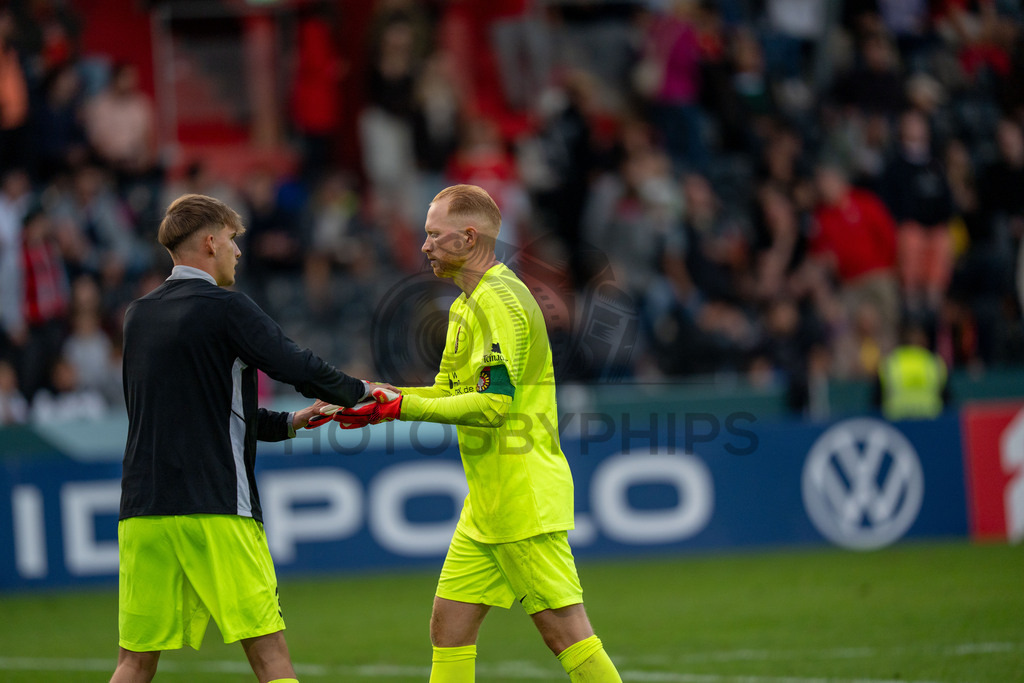 SG Sonnenhof Großaspach vs. Arminia Bielefeld, Fussball, DFB-Pokal, 1. Runde, 22.08.2026 | Maximilian Reule (SG Sonnenhof Großaspach, #01) und Tim Schulz (SG Sonnenhof Großaspach, #33),SG Sonnenhof Großaspach vs. Arminia Bielefeld, Fussball, DFB-Pokal, 1. Runde, 22.08.2026,DFB regulations prohibit any use of photographs as image sequences and/or quasi-video