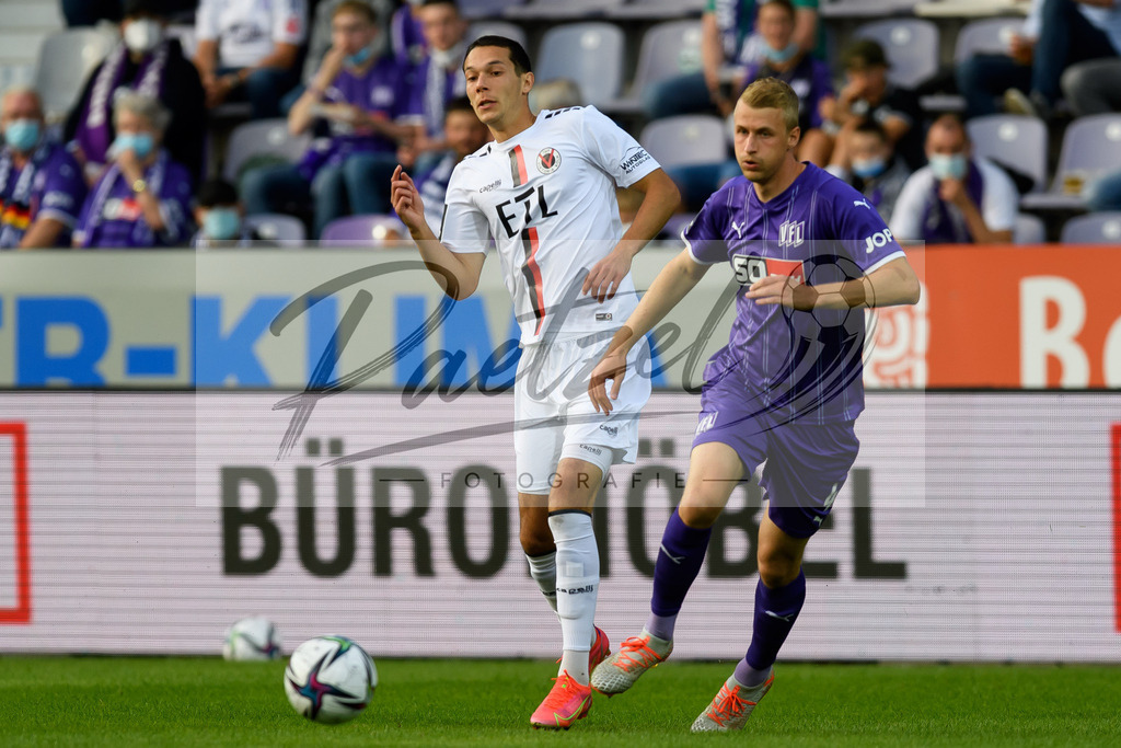 OSNVKO2021090620210906_104 | Fussball, Herren: Jeremias Lorch (FC Viktoria Koeln) und Lukas Gugganig (VfL Osnabrueck) im Zweikampf beim Spiel der 3. Liga zwischen VfL Osnabrueck und FC Viktoria Koeln im Stadion an der Bremer Bruecke am 06.09.2021 in Osnabrueck, Deutschland.DFB / DFL REGULATIONS PROHIBIT ANY USE OF PHOTOGRAPHS AS IMAGE SEQUENCES AND/OR QUASI-VIDEO. - Realisiert mit Pictrs.com