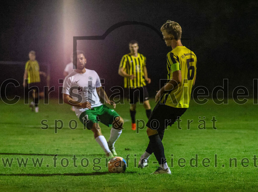 2023-09-15_017_FC_Moosinning_gegen_SV_Waldperlach | Moosinning, Deutschland, 15.09.2023:
Fußball, Bezirksliga Oberbayern Ost 2023 / 2024, 9. Spieltag, FC Moosinning gegen SV Waldperlach, Endergebnis: 0:1

Roberto Valanzano (SV Waldperlach, #27), Bastian Lanzinger (FC Moosinning, #6)

Foto: Christian Riedel / fotografie-riedel.net