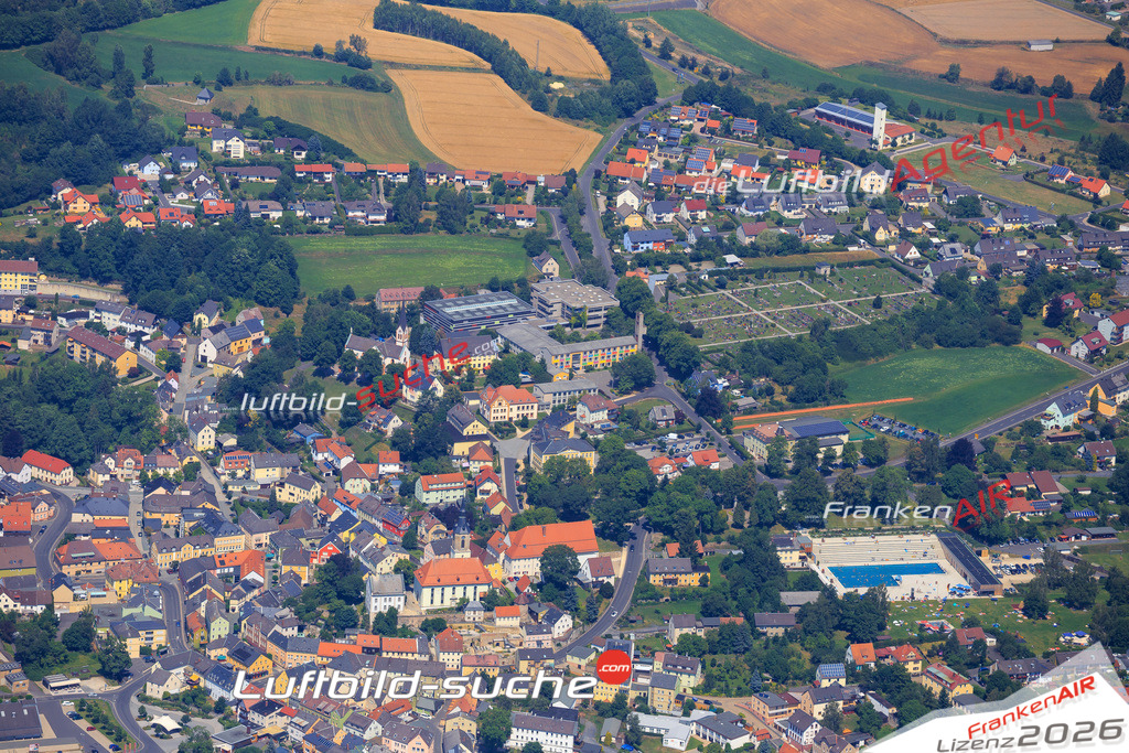 Die Luftaufnahme der Stadt Arzberg wurde vom UL-Flugzeug heraus erstellt ( keine Drohne )- hohe Auflösung für beste Qualität