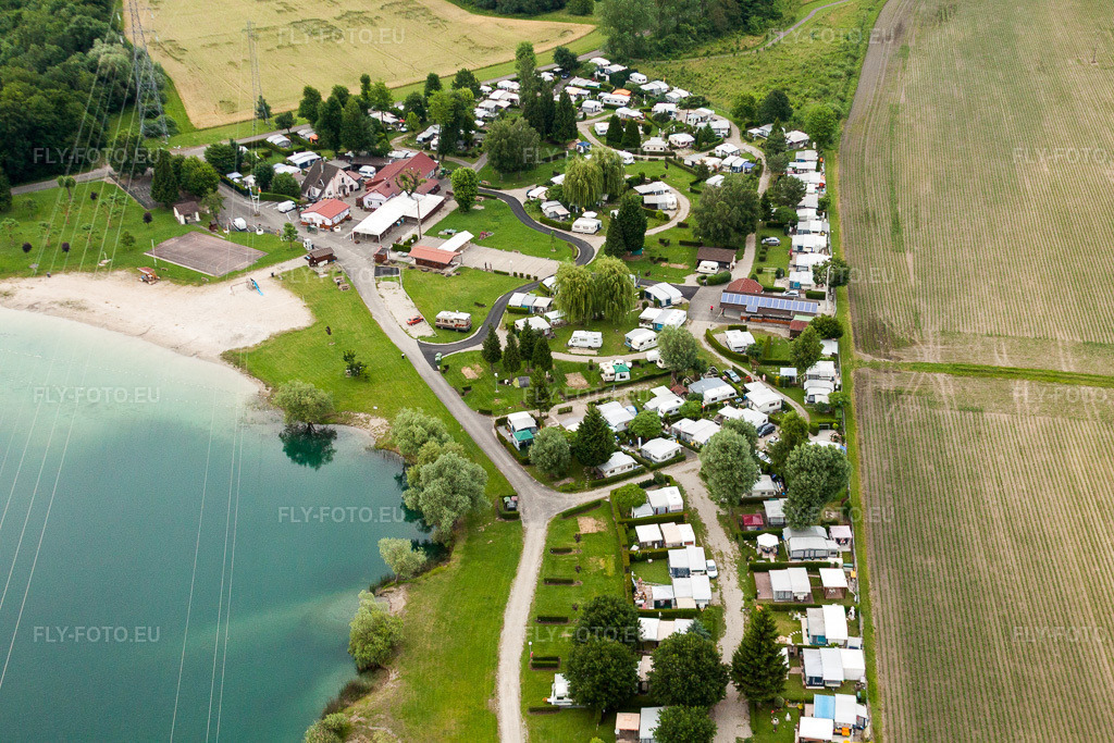 Vue aérienne: Caravanes et tentes - camping - et emplacement de tente Camping Plage du Staedly au bord du lac à Roeschwoog à Rœschwoog dans le département Bas Rhin, France – .Photo: IMG_28798.jpg prise le 14/06/2010 par Werner Riehm/FLY-FOTO.eu – Résolution de l'original: 4752 x 3168 px