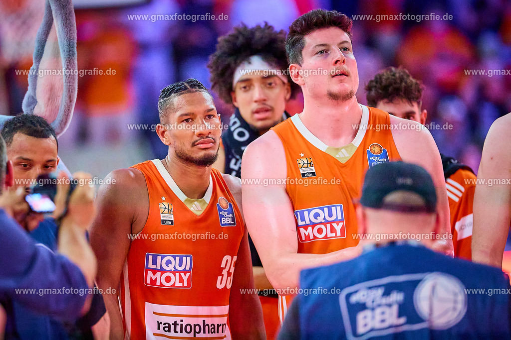 GER, ratiopharm ulm gegen FC Bayern, Basketball, 2. PlayOff, Finale, EasyCredit Bundesliga, Spielzeit 2024/2025, 18.06.2025 | Zufriedene Gesichter beim Team von ratiopharm ulm nach SpielendeGER, ratiopharm ulm gegen FC Bayern, Basketball, 2. PlayOff, Finale, EasyCredit Bundesliga, Spielzeit 2024/2025, 18.06.2025Foto: Eibner-Pressefoto/Gerald Oelze-de Stoppany