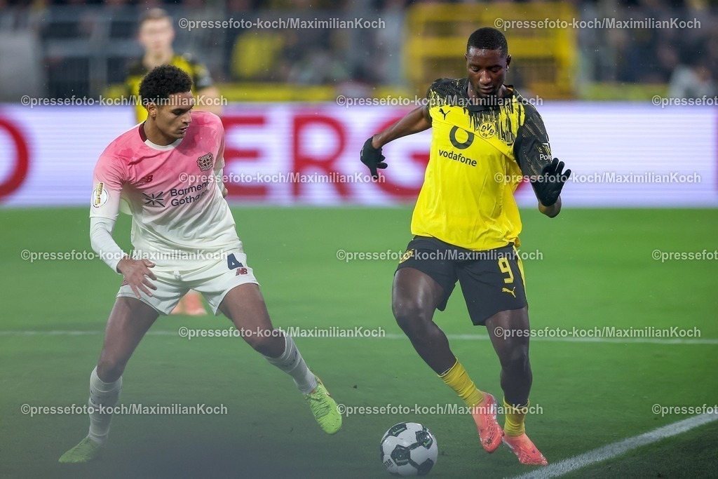 BVB02122501141 | 02.12.2025, Fußball, DFB-Pokal, Borussia Dortmund - Bayer 04 Leverkusen, Achtelfinale, Signal Iduna Park, Saison 2025 2026: Jarell Quansah (Bayer04 #04) im Zweikampf gegen  Serhou Guirassy (BVB #09) DFB regulations prohibit any use of photographs as image sequences and or quasi-video.