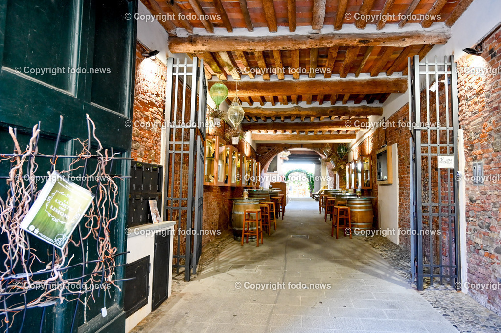 Italien_ Toscana_ Lucca_ 29.05.2024-72 | 29.05.2024, Italien, ITA, Toskana, Lucca im Bild Stadtansichten, Gebäude, Architektur, Touristen, Historisch, Souvenier, 


Lucca ist die Hauptstadt der Provinz Lucca in der Toskana. Sie liegt im Tal des Flusses Serchio etwa 20 km nordöstlich von Pisa und 20 km östlich der toskanischen Küste
Quelle: Wikipedia
