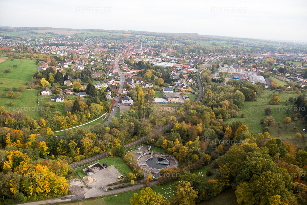 Luftbild: Ortsansicht in Niederbronn-les-Bains im Bundesland Bas-Rhin in Frankreich. Foto: IMG_084747.jpg vom 24.10.2015 durch Werner Riehm/FLY-FOTO.de