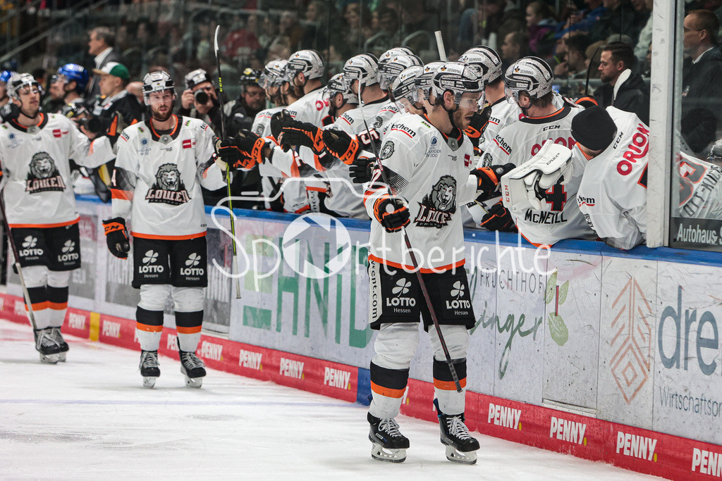 Augsburger Panther - Loewen Frankfurt | Jubelnde Gaeste nach dem Treffer zum 3-5 durch Carter ROWNEY (FRA #17)
