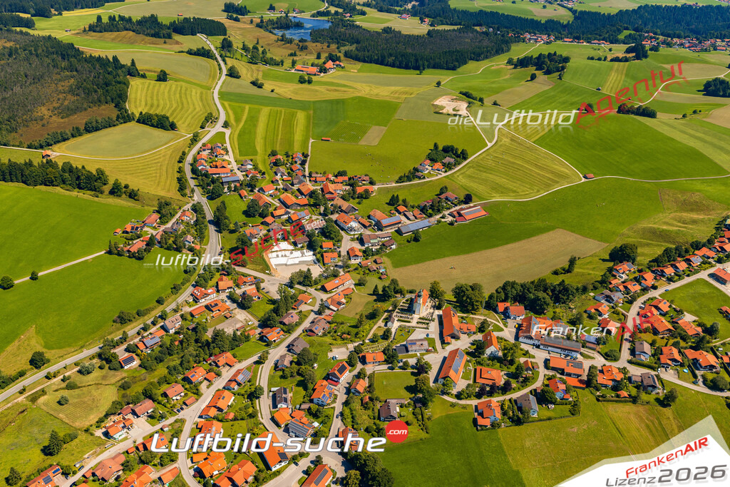 Luftaufnahme der Stadt Wildsteig - Die Luftaufnahme wurde 2025 vom UL-Flugzeug heraus erstellt ( keine Drohne ) - Hochauflösende Luftaufnahme - für professionelle Ausdrucke geeignet. Die Geschenkidee !Mit Lizenz und Bildrechte bestellbar