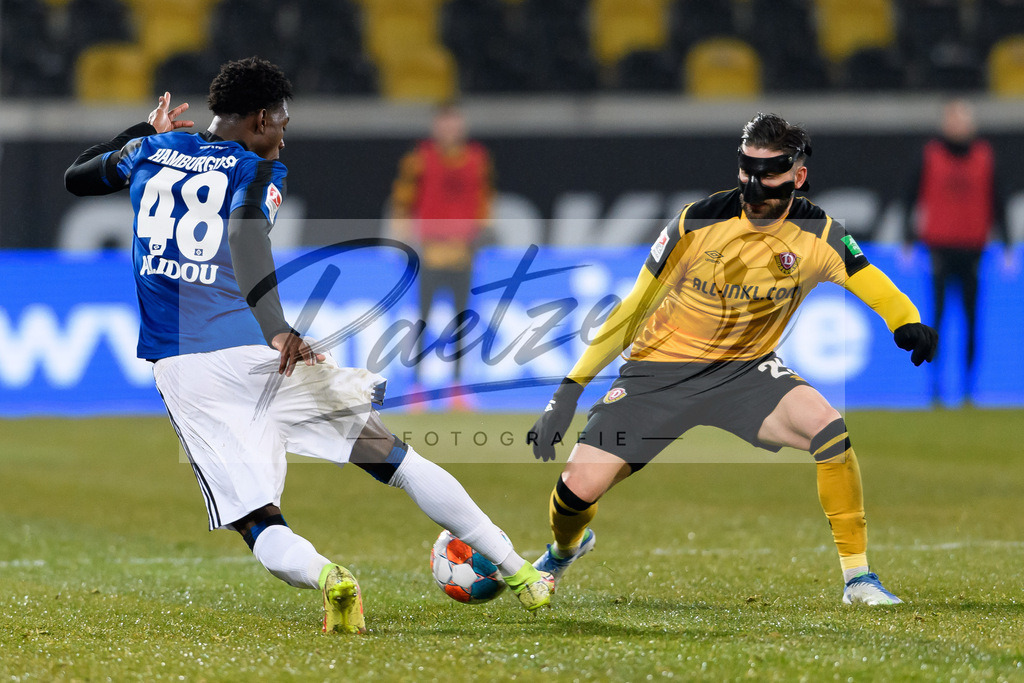 SGDHSV20220114_121 | Fussball, Herren: Faride Alidou (Hamburger SV) und Brandon Borrello (SG Dynamo Dresden) im Zweikampf bei dem Spiel der 2. Bundesliga zwischen SG Dynamo Dresden und Hamburger SV im Rudolf-Harbig-Stadion am 14.01.2022 in Dresden, Deutschland.DFB / DFL REGULATIONS PROHIBIT ANY USE OF PHOTOGRAPHS AS IMAGE SEQUENCES AND/OR QUASI-VIDEO. - Realisiert mit Pictrs.com