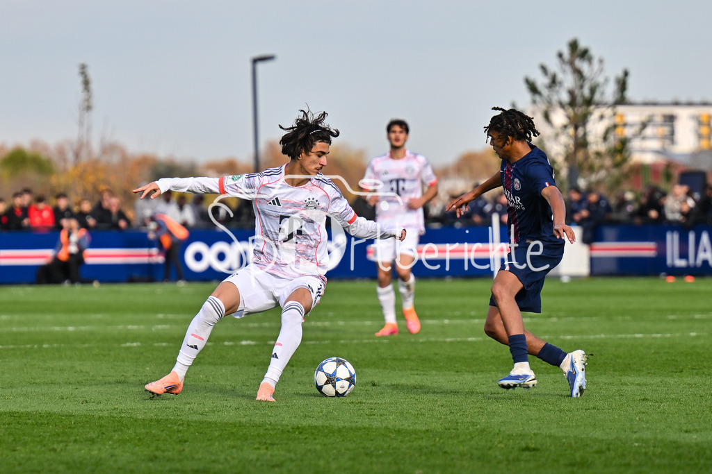 Paris Saint Germain U19 - FC Bayern München U19 | PARIS, FRANKREICH - 4. NOVEMBER: im Duell Adin LICINA (FC Bayern München U19 16) und Zayon CHTAI TELAMIO (PSG U19 10) beim Ligaspiel zwischen der U19 von Paris Saint Germain und der U19 des FC Bayern München am 4. Spieltag der UEFA Youth League am PSG Campus am 04.11.2025