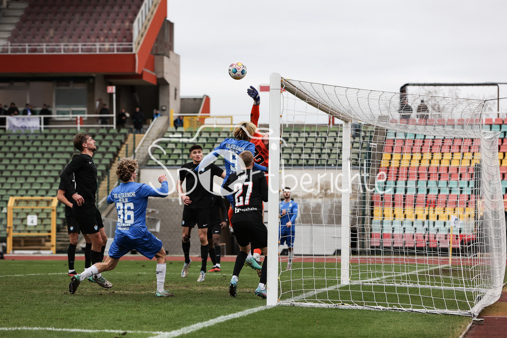 VSG Altglienicke - Viktoria Berlin | Viktoria Keeper Florian Hermann HORENBURG (VIK #22) kann in letzter Sekunde ein Gegentor verhindern / Eckball