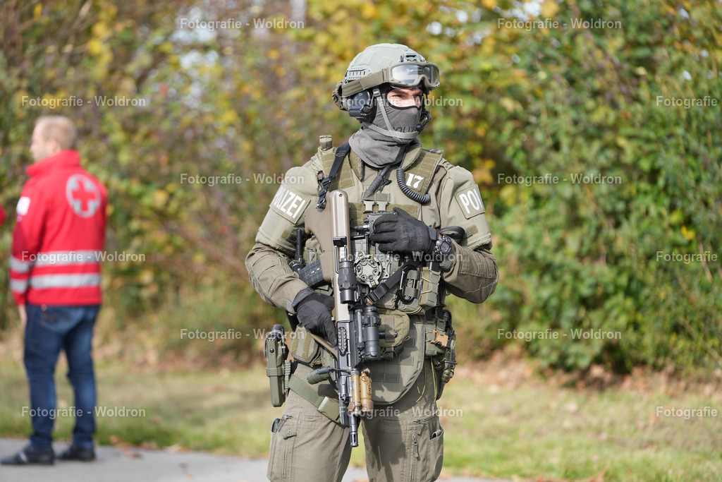 20221111 Amoklauf in Mittelschule Haselstauden | DORNBIRN, OESTERREICH - 11. NOVEMBER: Polizeieinsatz waehrend des Amoklaufs in der Mittelschule Haselstauden in Mittelschule Haselstauden on November 11, 2022 in Dornbirn, Austria.