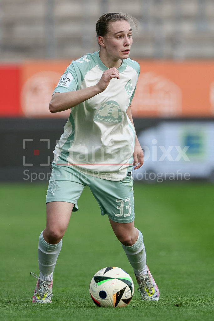 Fussball, Google Pixel Frauen-Bundesliga, SGS Essen - SV Werder Bremen | v.li.: Maria Penner (SV Werder Bremen, 33) am Ball, Freisteller, Einzelbild, Ganzkörper, Aktion, Action, Spielszene, DIE DFB-RICHTLINIEN UNTERSAGEN JEGLICHE NUTZUNG VON FOTOS ALS SEQUENZBILDER UND/ODER VIDEOÄHNLICHE FOTOSTRECKEN. DFB REGULATIONS PROHIBIT ANY USE OF PHOTOGRAPHS AS IMAGE SEQUENCES AND/OR QUASI-VIDEO.