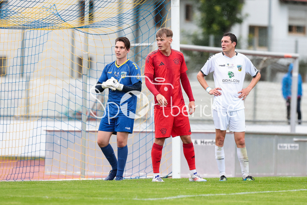 SSV Dillingen - FC Bayern Amateure | v. l. Michael WAGNER (SSV #26), Samuel UNSOELD (FCB #16) und Michael HILDMANN (SSV #3)