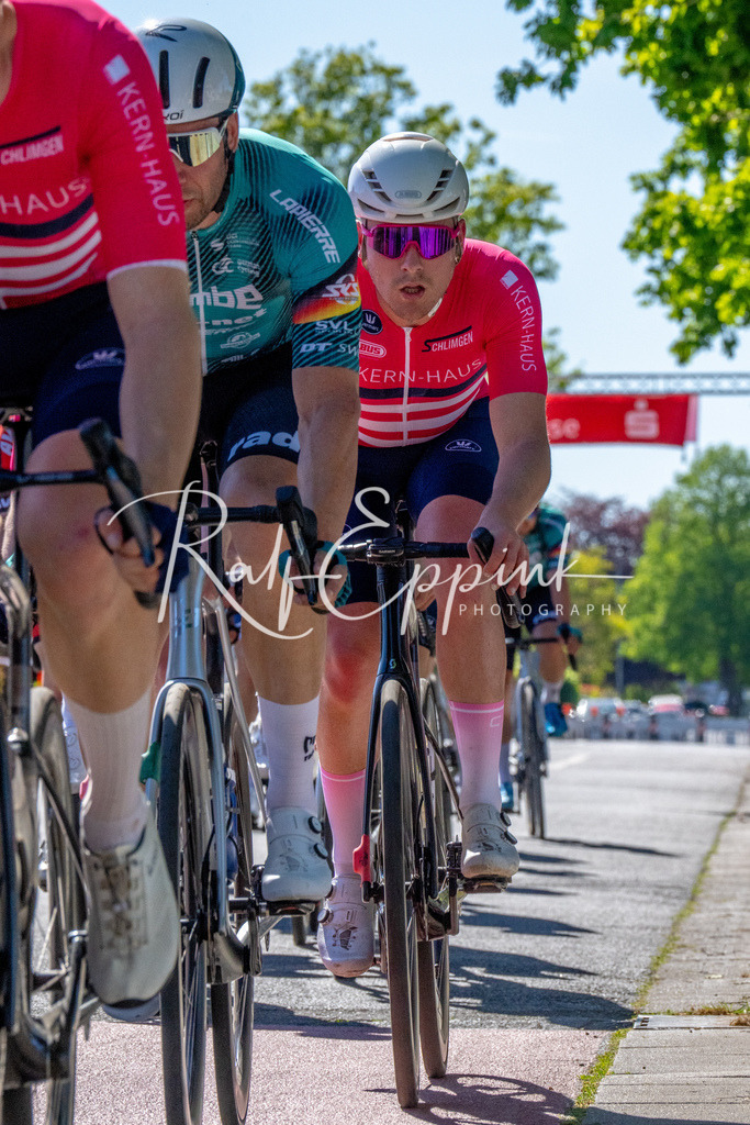 Spurt in den Mai 2026 - Großer Preis der Sparkasse Neuss | Annual one-day road cycling race "Großer Preis der Sparkasse Neuss" held in Büttgen, Germany, organized by VfR Büttgen 1912 e.V. The event features multiple races across all age categories from U11 youth to Elite men. - Realisiert mit Pictrs.com