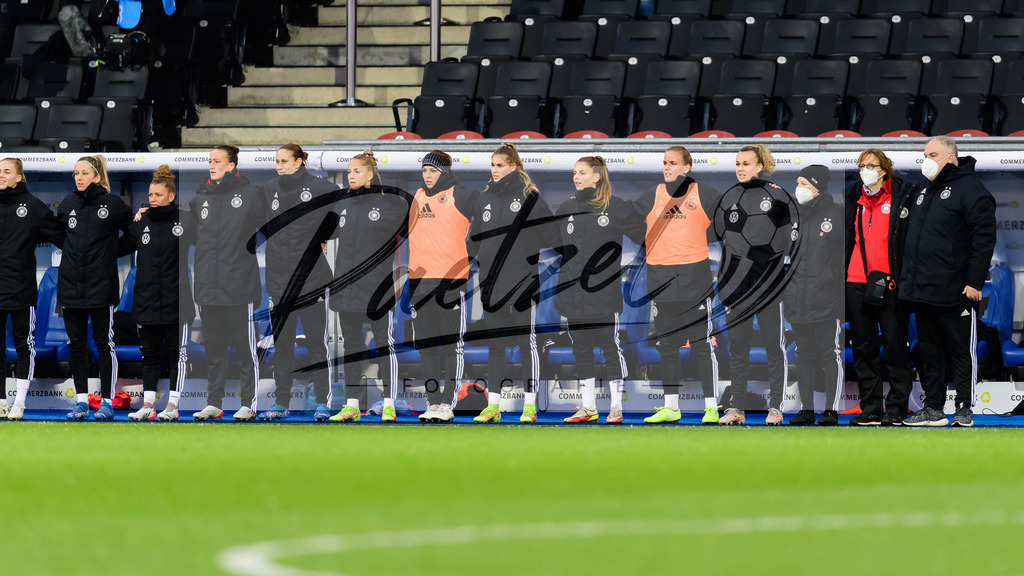 GERTUR20211126_098 | Fussball, Frauen: . Spielerinnen von Deutschland bei der Nationalhymne bei dem Spiel der WM-Qualifikation zwischen Deutschland und Tuerkei im Eintracht-Stadion am 26.11.2021 in Braunschweig, Deutschland. - Realisiert mit Pictrs.com