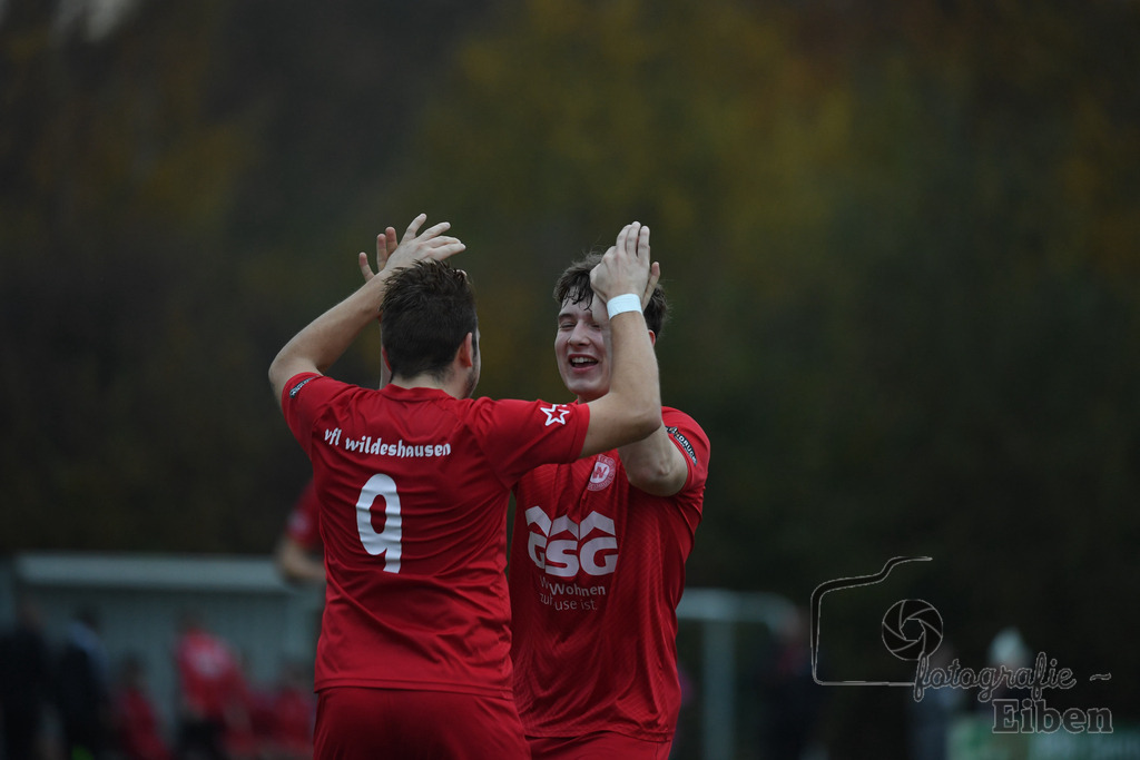 FC Rastede-VfL Wildeshausen | Herren Bezirksliga 2; FC Rastede (blau)-VfL Wildeshausen (rot) am 09.11.2025 in Rastede (Sportanlage Köttersweg), Photo: Philip Eiben 2025 - Realisiert mit Pictrs.com