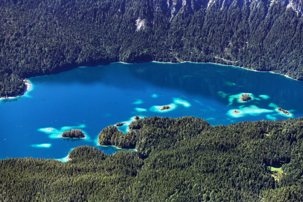 dr__0207755.jpg | GRAINAU 19.08.2023 Die Inseln Almbichl, Scheibeninsel, Xudwigsinsel, Maximiliansinsel, Schönbichl, Braxeninsel und Sasseninsel im Eibsee bei Garmisch-Partenkirchen im Bundesland Bayern. Der See gilt aufgrund des klaren, grün getönten Wassers als einer der schönsten Seen der bayerischen Alpen. 