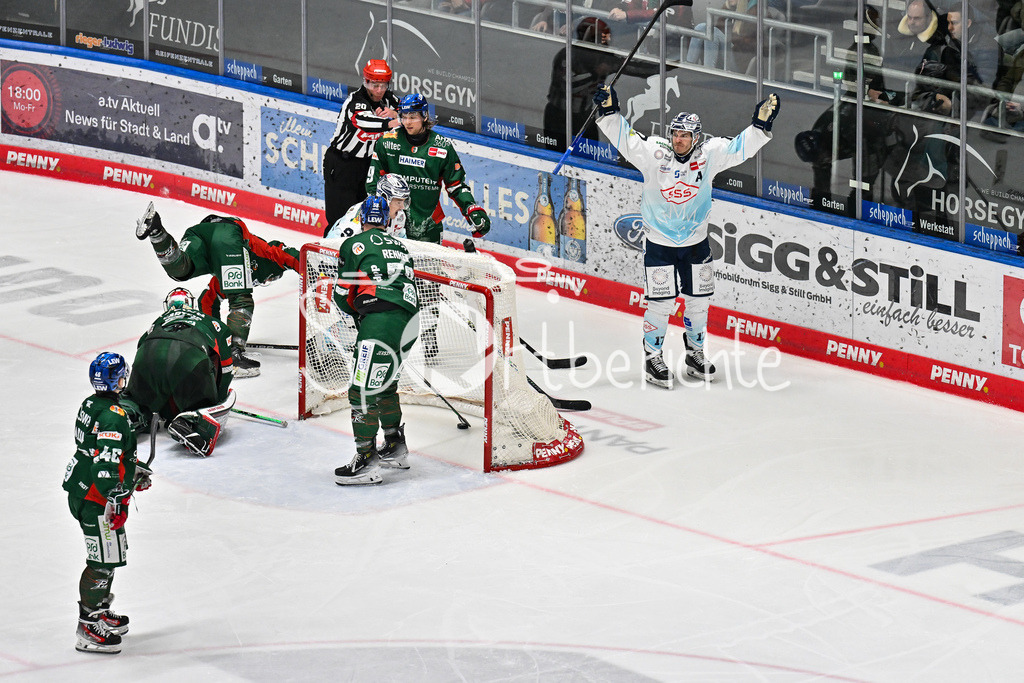 Augsburger Panther - Dresdner Eislöwen | AUGSBURG, GERMANY - 04. DECEMBER: wieder liegt der Puck im Panther Tor - Lance BOUMA (Eislöwen Dresden 17) erzielt den Treffer zum 1-3 / Tor / Torschuetze / Freude / Happy während dem Match zwischen den Augsburger Panthern und den Dresdner Eislöwen am 25 Spieltag der PENNY DEL im Curt Frenzel Stadion