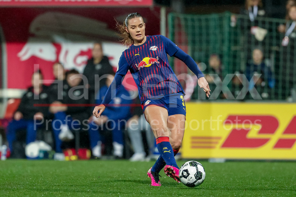 Fussball, DFB-Pokal Frauen, RB Leipzig - SV Werder Bremen | Andrea Norheim (RB Leipzig, 3) am Ball, Freisteller, Einzelbild, Ganzkörper, Aktion, Action, Spielszene, DIE DFB-RICHTLINIEN UNTERSAGEN JEGLICHE NUTZUNG VON FOTOS ALS SEQUENZBILDER UND/ODER VIDEOÄHNLICHE FOTOSTRECKEN. DFB REGULATIONS PROHIBIT ANY USE OF PHOTOGRAPHS AS IMAGE SEQUENCES AND/OR QUASI-VIDEO.