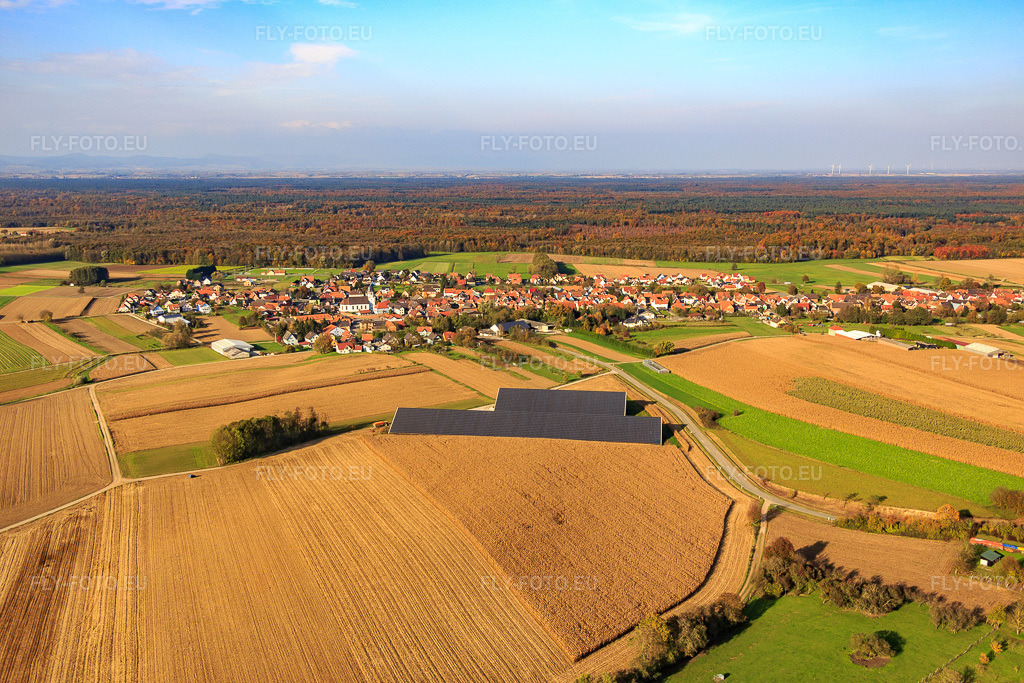 Vue aérienne: Immenses granges avec toits photovoltaïques à Niederlauterbach dans le département Bas Rhin, France – .Photo: IMG_075831.jpg prise le 02/11/2014 par Werner Riehm/FLY-FOTO.eu – Résolution de l'original: 5472 x 3648 px