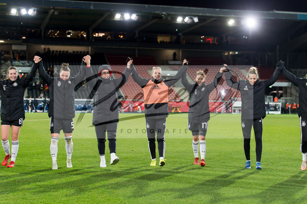 GERTUR20211126_056 | Fussball, Frauen:  Spielerinnen von Deutschland Schlussjubel, jubelt nach dem 8:0 Sieg bei dem Spiel der WM-Qualifikation zwischen Deutschland und Tuerkei im Eintracht-Stadion am 26.11.2021 in Braunschweig, Deutschland. - Realisiert mit Pictrs.com