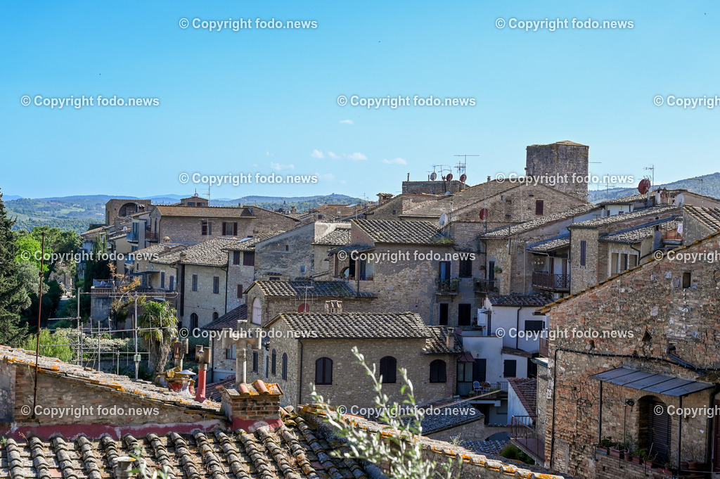 Italien_ Toskana_ San Gimignano_ 31.05.2024-202 | 31.05.2024, Italien, ITA, Toskana, San Gimignano im Bild Stadtansichten Gebäude, Architektur, Touristen, Historisch, Souvenir, Ansichten der berühmten Stadt San Gimignano in der Toskana-Italien - View of the famous town San Gimignano in Tuscany-ItalySan Gimignano ist eine italienische Kleinstadt in der Toskana mit einem mittelalterlichen Stadtkern. San Gimignano wird auch die Stadt der Türme genannt. Die Stadt liegt in der Provinz Siena. Sie gehört neben Florenz, Siena und Pisa zu den von Touristen meist besuchten Zielen in der Toskana.