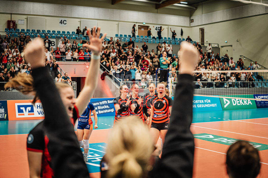 Volleyball | Frauen | Saison 2025/2026 | Volleyball Bundesliga | ETV Hamburger Volksbank Volleys vs. Dresdner SC | 15.11.2025 | ETV jubelt nach dem Satzgewinn, v.l. Sarah Stiriz (#4, ETV Hamburger Volksbank Volleys), Hannah Ammerman (#12, ETV Hamburger Volksbank Volleys), Svea Frobel (#11, ETV Hamburger Volksbank Volleys), Anna Hartig (#5, ETV Hamburger Volksbank Volleys), Zoe Konjer (#8, ETV Hamburger Volksbank Volleys) und Zoe Konjer (#8, ETV Hamburger Volksbank Volleys)
