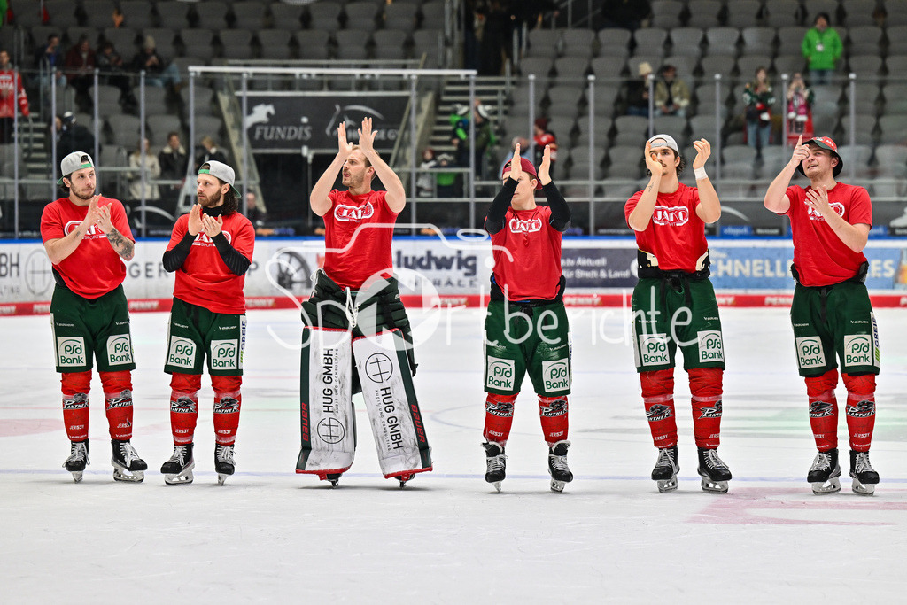 Augsburger Panther - Schwenninger Wild Wings | AUGSBURG, GERMANY - 02. JANUARY: das Team der Panther feiert zusammen mit den Fans den wichtigen Heimsieg gegen die Wild Wings nach dem Match zwischen den Augsburger Panthern und den Schwenninger Wild Wings am 35. Spieltag der Penny DEL im Curt Frenzel Stadion / Riley DAMIANI (Augsburger Panther 19), Anthony LOUIS (Augsburger Panther 18), Peyton JONES (Augsburger Panther 41), Moritz ELIAS (Augsburger Panther 46), Christian HANKE (Augsburger Panther 25), Alexander BLANK (Augsburger Panther 26)