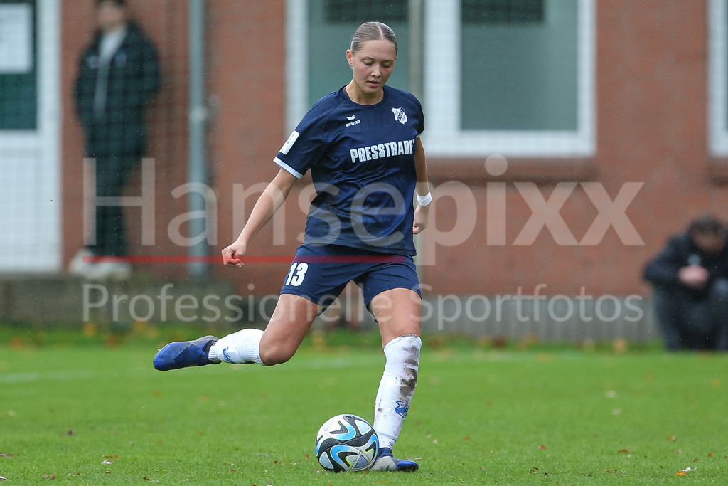 Fussball, 2. Frauen-Bundesliga, Hamburger SV - SC Sand | v.li.: Ronja Schär (Schaer, SC Sand, 13) am Ball, Freisteller, Einzelbild, Ganzkörper, Aktion, Action, Spielszene, DIE DFB-RICHTLINIEN UNTERSAGEN JEGLICHE NUTZUNG VON FOTOS ALS SEQUENZBILDER UND/ODER VIDEOÄHNLICHE FOTOSTRECKEN. DFB REGULATIONS PROHIBIT ANY USE OF PHOTOGRAPHS AS IMAGE SEQUENCES AND/OR QUASI-VIDEO.