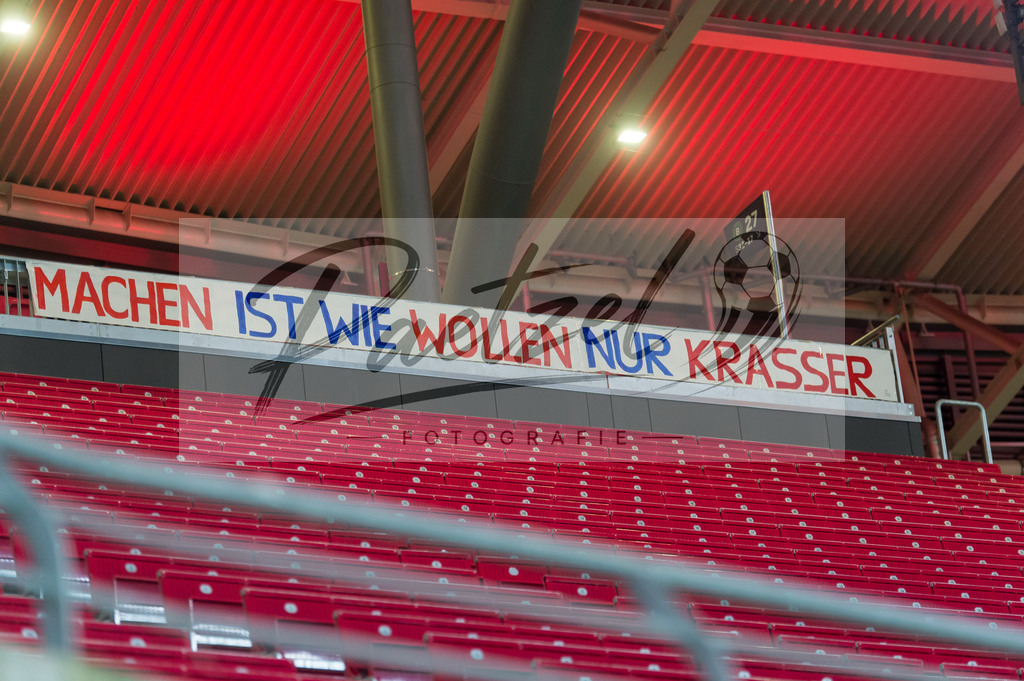 RBLLEV20211128_019 | Fussball, Herren: . Banner mit dem Spruch "Machen ist wie wollen nur krasser" bei dem Spiel der 1. Bundesliga zwischen RB Leipzig und Bayer 04 Leverkusen in der Red Bull Arena am 28.11.2021 in Leipzig, Deutschland.DFB / DFL REGULATIONS PROHIBIT ANY USE OF PHOTOGRAPHS AS IMAGE SEQUENCES AND/OR QUASI-VIDEO. - Realisiert mit Pictrs.com