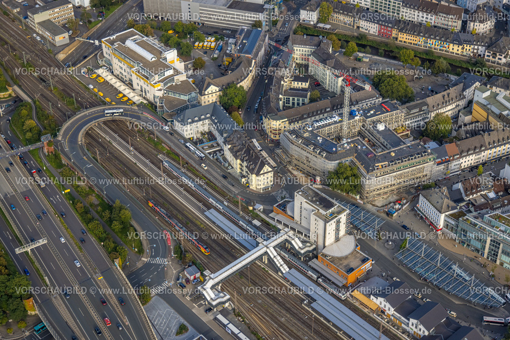 Siegen230912555 | Luftbild, Bogen der Freudenberger Straße über die Bahngleise am Hauptbahnhof, Fußgängerbrücke über den Bahnhof, Siegen-Kernband, Siegen, Siegerland, Nordrhein-Westfalen, Deutschland