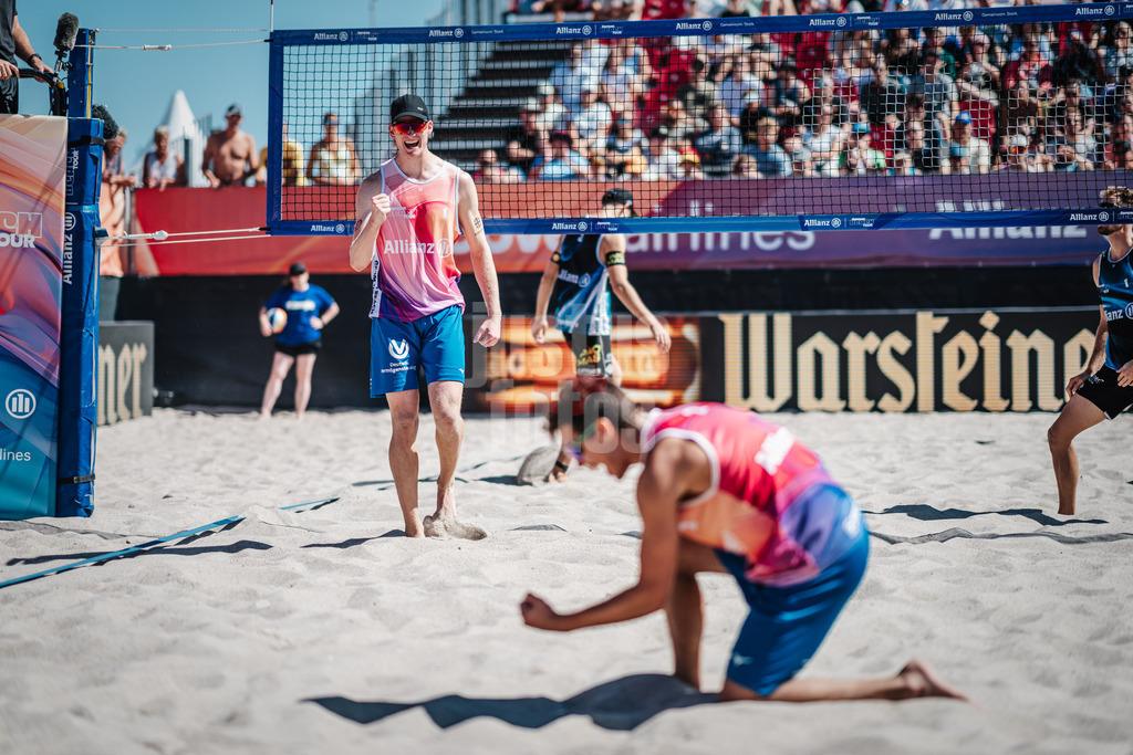 Beachvolleyball | Männer | Allianz German Beach Tour 2024 | Tourstop Kühlungsborn | 11.08.2024 | hinten jubelt Philipp Huster, vorne Lui Wüst