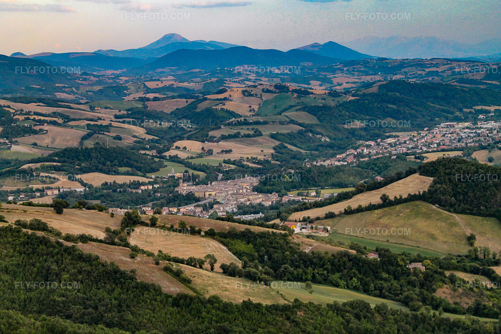 Aerial view: View of the town in Cartoceto in the state The Marches, Italy. – Photo: IMG_43085.jpg taken on 07/16/2011 by Werner Riehm/FLY-FOTO.com – Resolution of the original: 4272 x 2848 px