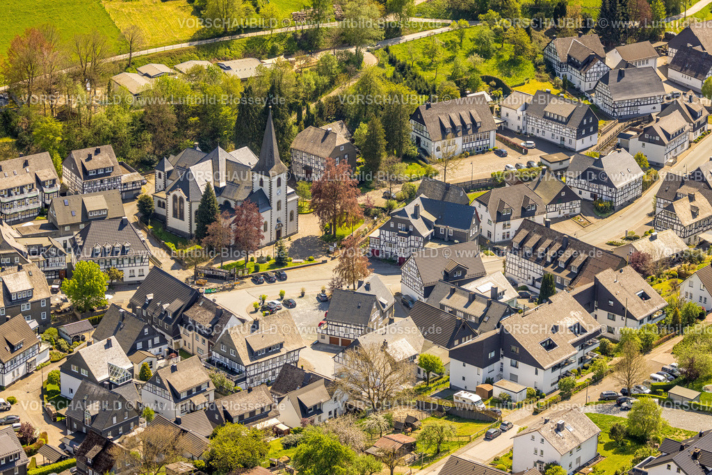 Schmallenberg240505043Boedefeld | Luftbild, Ortszentrum mit kath. KIrche St. Cosmas und Damian und historische Fachwerkhäuser, Bödefeld, Schmallenberg, Sauerland, Nordrhein-Westfalen, Deutschland
