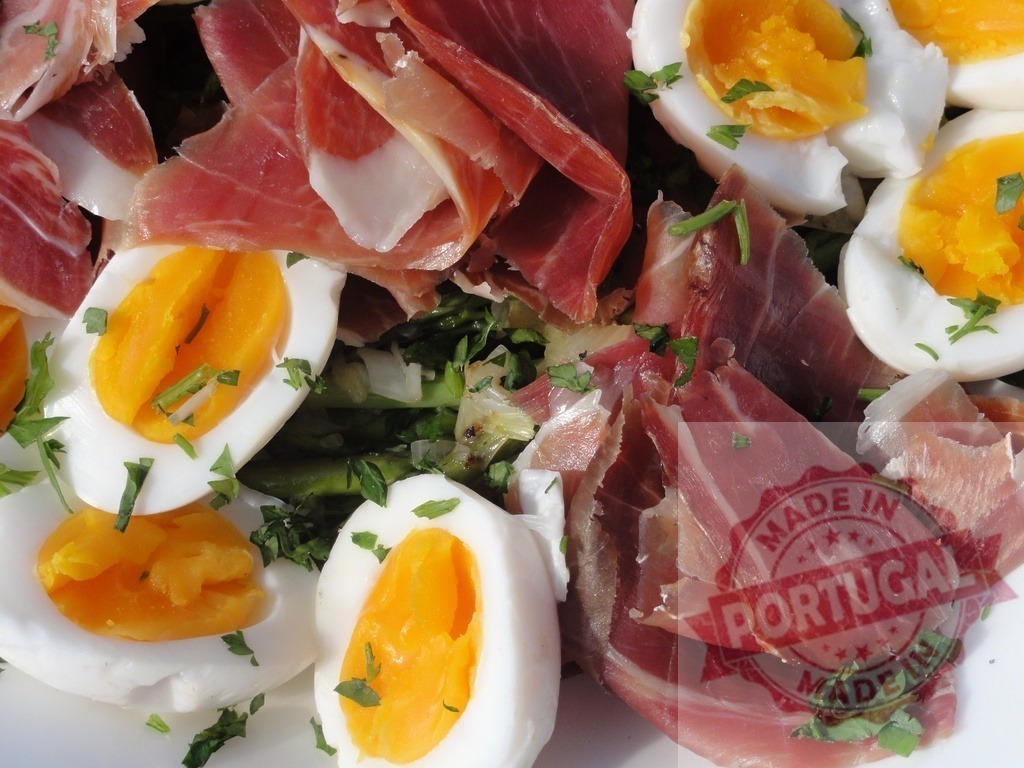 Hard-boiled eggs with prosciutto and fresh herbs | Serving hard-boiled eggs with thinly sliced prosciutto and chopped herbs - Realisiert mit Pictrs.com
