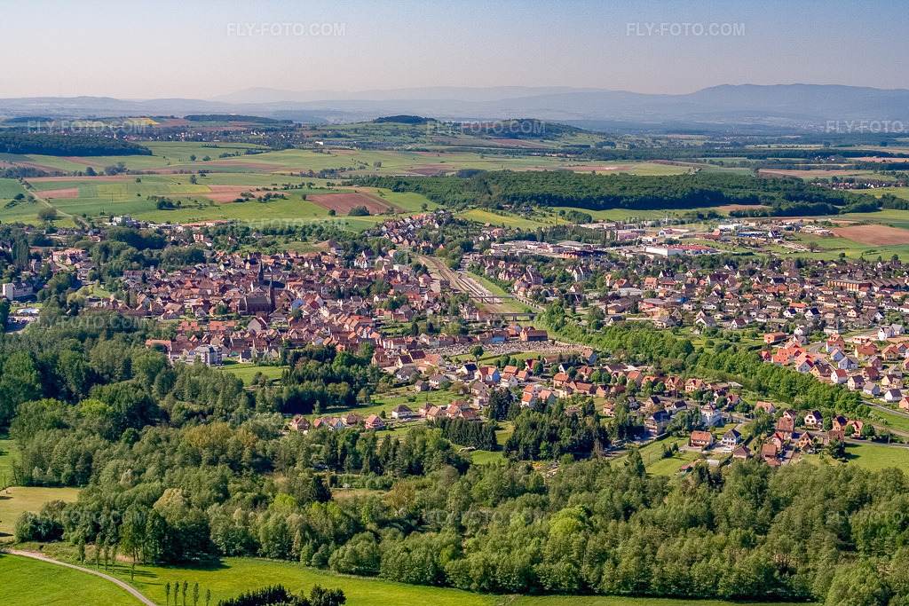 Aerial view: View of the town from the north in Ingwiller in the state Bas-Rhin, France. – Photo: IMG_10864.jpg taken on 05/12/2008 by Werner Riehm/FLY-FOTO.com – Resolution of the original: 3456 x 2304 px
