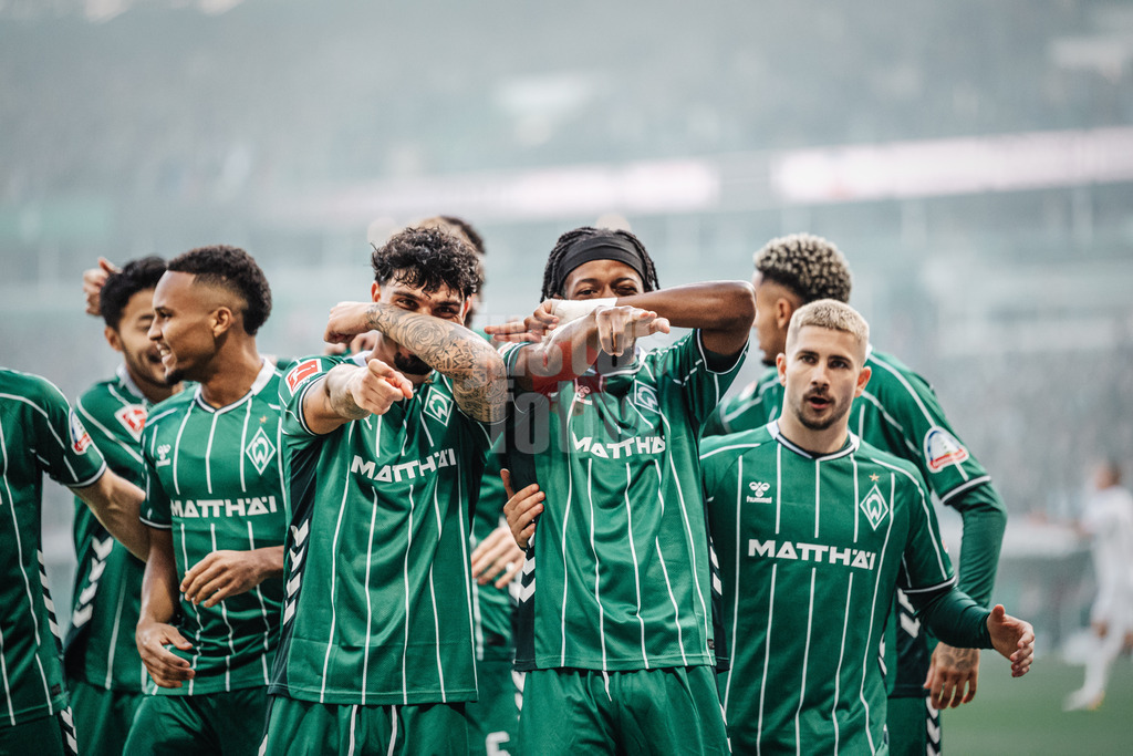 Fußball | Männer | Saison 2025/2026 | 1. Fußball-Bundesliga | 6. Spieltag | SV Werder Bremen vs. FC St. Pauli | 04.10.2025 | Torjubel v.l. Cameron Puertas Castro (#18, SV Werder Bremen) und Torschütze Samuel Mbangula (#07, SV Werder Bremen)