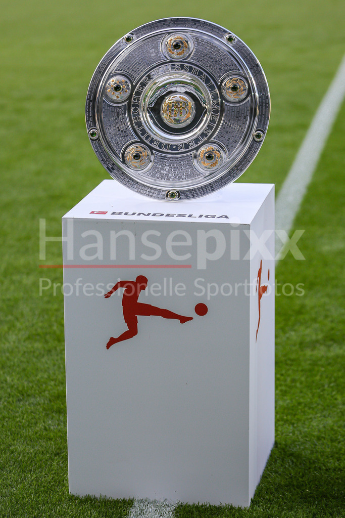 Fussball, Bundesliga, SV Werder Bremen - FC Bayern München | v.li.: Die Meisterschale steht auf einer Stehe, einem Ständer im Stadion, Schale, Meisterschaft, Pokal, Preis, Trophäe, Deutscher Meister, Schüssel, Meister, Sieger, DFL, Deutscher Fußball Meister, DIE DFL-RICHTLINIEN UNTERSAGEN JEGLICHE NUTZUNG VON FOTOS ALS SEQUENZBILDER UND/ODER VIDEOÄHNLICHE FOTOSTRECKEN. DFL REGULATIONS PROHIBIT ANY USE OF PHOTOGRAPHS AS IMAGE SEQUENCES AND/OR QUASI-VIDEO.