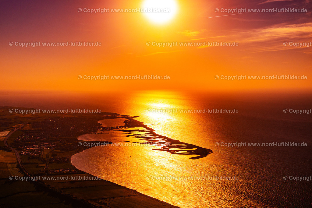Heiligenhafen_Graswarder_Sonnenuntergang_ELS_2170150524 | GROßENBRODE 15.05.2024 Spiegelung und Sonnen- Strahlen Reflektion auf der Wasser - Oberfläche in Großenbrode an der Ostseeküste im Bundesland Schleswig-Holstein, Deutschland. Weiterführende Informationen bei: NABU Gruppe Heiligenhafen,  Stadt Heiligenhafen,  WEG Ostsee-Ferienpark Heiligenhafen. // Reflection and sun rays reflection on the water - surface in Grossenbrode on the Baltic Sea coast in the state Schleswig-Holstein, Germany. Further information at: NABU Gruppe Heiligenhafen,  Stadt Heiligenhafen,  WEG Ostsee-Ferienpark Heiligenhafen. Foto: Martin Elsen
