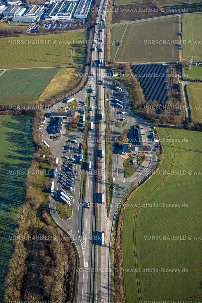 Soest260103880 | Luftbild, Serways Raststätte Ratsplatz Soester Boerde an der Autobahn A44, LKW Parkplatz Straßenverkehr, Solarfeld, Müllingsen, Soest, Südwestfalen, Nordrhein-Westfalen, Deutschland