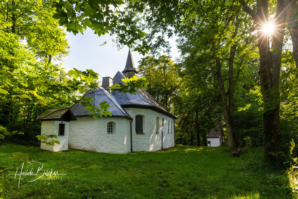Wilzenberg Kapelle im Sommer | Wilzenberg Kapelle bei Schmallenberg-Grafschaft im Sommer - Realisiert mit Pictrs.com