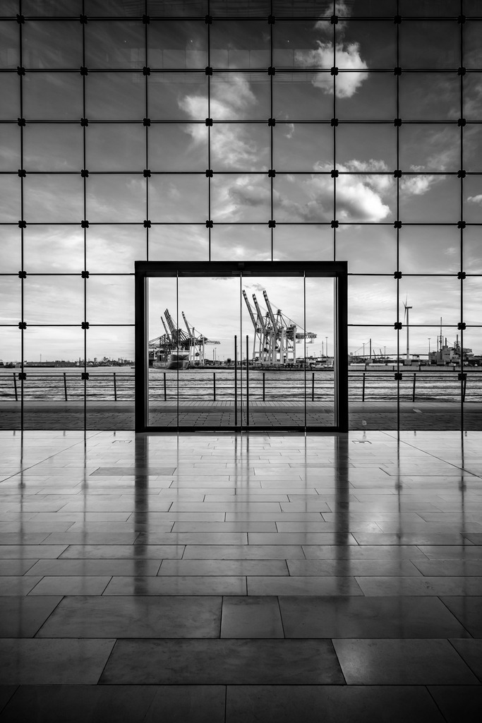 10240505 - Am Holzhafen | Blick vom Holzhafen auf das Terminal Tollerort im Hamburger Hafen.