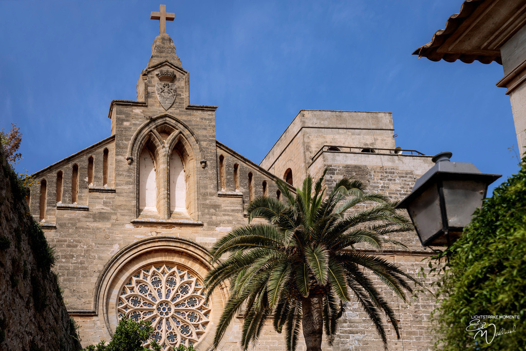 Alcudia, Mallorca | Herzlich willkommen auf meiner Seite! Ich bin Elke Wallnisch, Deine Fotografin für lichtstarke Momente. Der Name steht für alles, was mich mit der Fotografie verbindet: Das Licht und seine machtvolle Wirkung auf eine Situation oder unsere Stimmung - Realisiert mit Pictrs.com